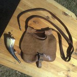 prochownica z rogu i kaletka do mocowania na pasie - 