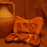 Zdobiona wycinanką kaletka z trzema mieszkami - 