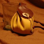 Mała sakiewka z rogowym guzikiem na monety - 