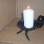 świecznik z zapaloną świecą - 